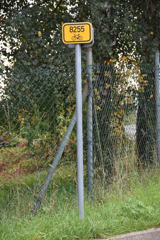 Ulice Na Chmelnici ve Slaném, kde se vážně zranil cyklista bez ochranné přilby.