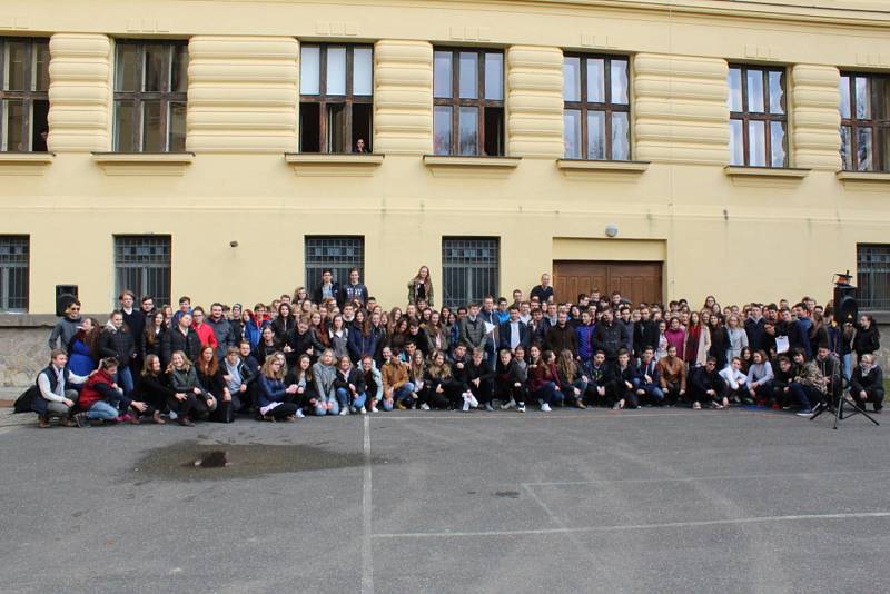 Ve dvoře Gymnázia Kladno stávkovaly stovky studentů.