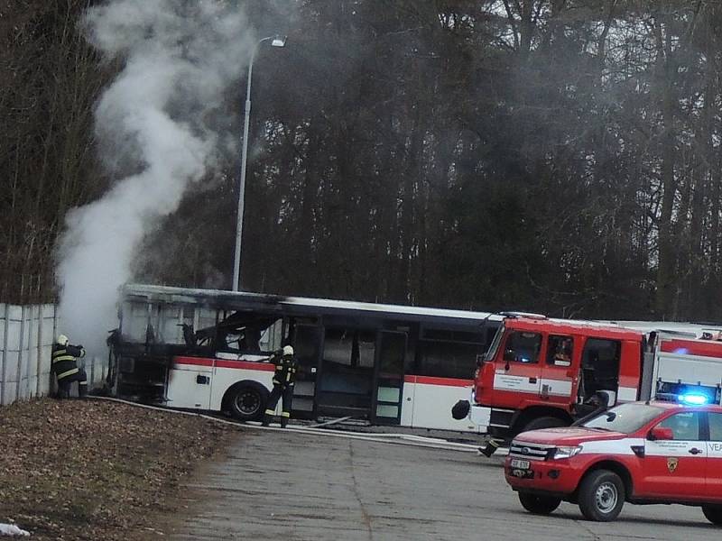 Požár autobusu v areálu kladenské ČSAD MHD zlikvidovali hasiči za pár minut.