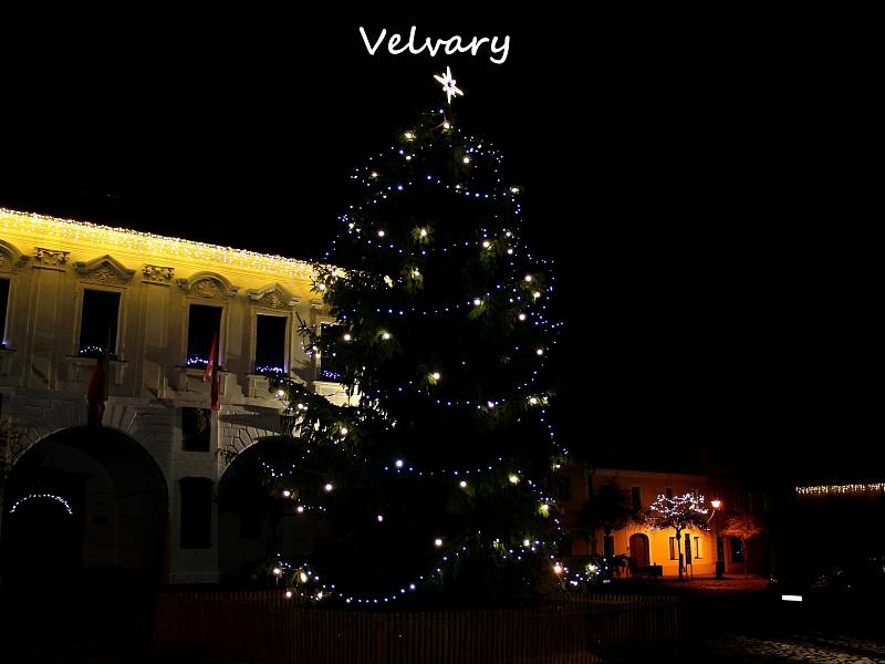 Vánoční strom ve městě Velvary.