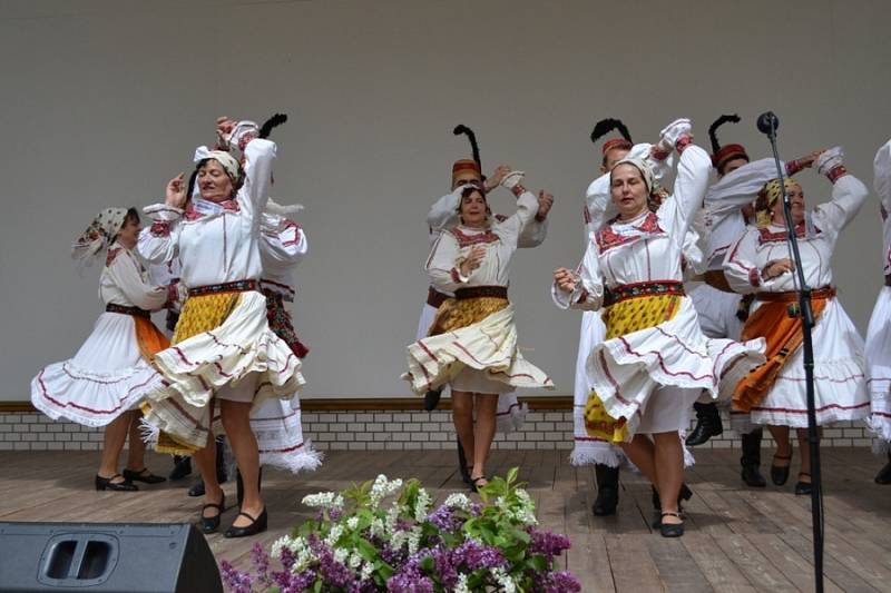 Nedělní program folklorního festivalu v místním amfiteátru.