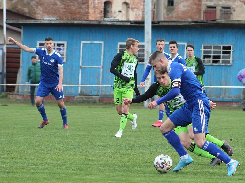 Fotbalisté Velvar (v modrém) v 19. kole ČFL B rozstříleli rezervu FK Mladá Boleslav 5:0.