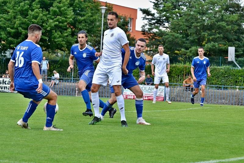 Fotbalová divize: Slaný (v modrém) prohrálo doma v úvodním zápase s Chomutovem 0:1.