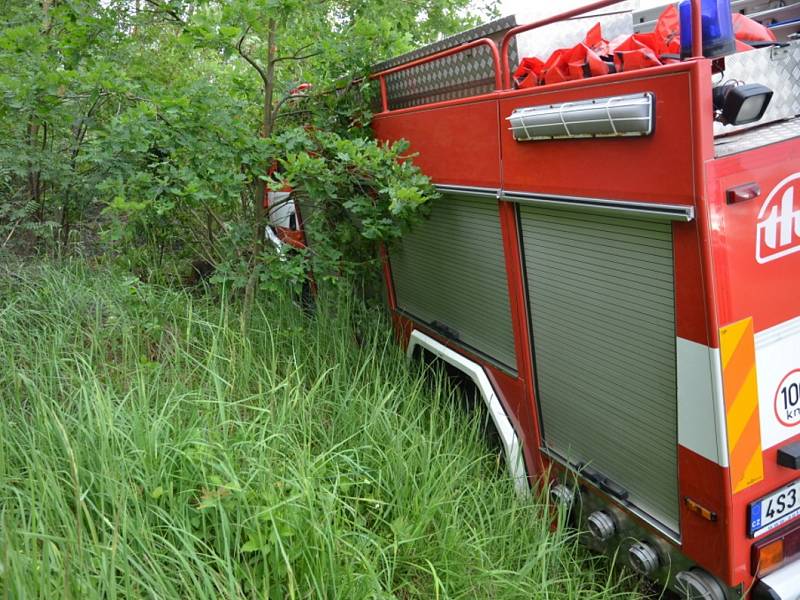 Nehoda mezi Novou Studnicí a Kačicí kde se střetly hasičský vůz a osobní auto.