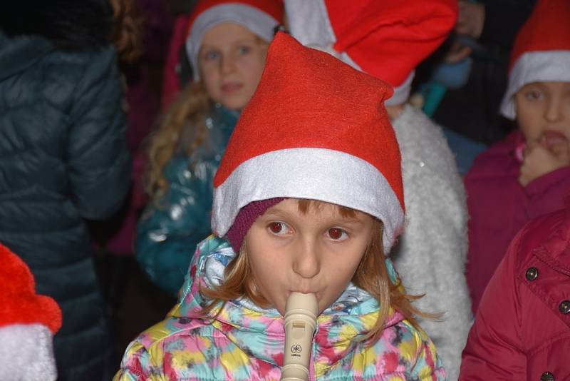 Česko zpívalo koledy taky před 3. základní školou ve Slaném. Součástí akce byly i dílničky a vystoupení školního sboru Foukáčci