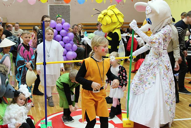 Maškarní merenda s Bárou Ladrovou a jejími plyšovými kamarády v lánské sokolovně.