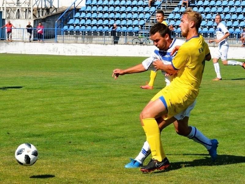 Kladno (v bílém) přežilo penaltu soupeře i vyloučení a zdolalo Neratovice 2:1.