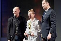 Nejúspěšnější sportovec Slaného 2016 je plochodrážník Eduard Krčmář (uprostřed). Vpravo je starosta Slaného Martin Hrabánek.