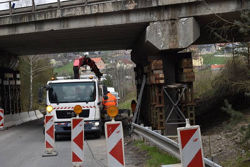 Zpevňování tělesa mostu v Netovicích pod silnicí I/7.