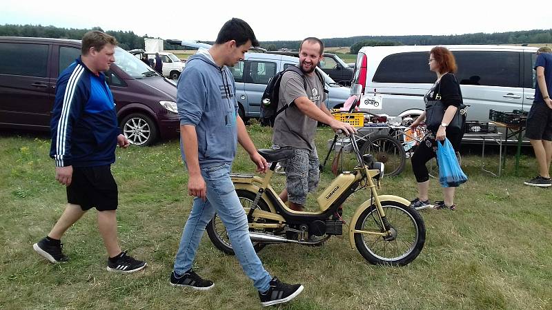 Sobotní motoristická burza na letišti ve Velké Dobré.