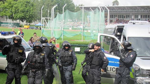 PŘÍCHOZÍ si mohli na Sletišti v Kladně prohlédnout zásah kladenské policejní pořádkové jednotky proti neukázněným demonstrantům. 