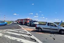 První nehoda se stala u Slaného na silnici I/7 u čerpací stanice Shell, v sobotu dvacet minut po poledni.