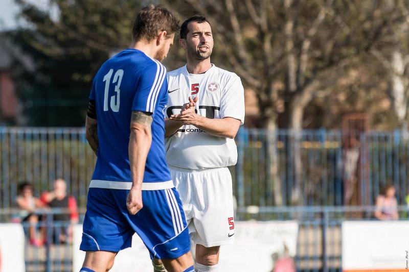 SK Slaný (v modrém) přehrál doma Poděbrady jasně 3:0.