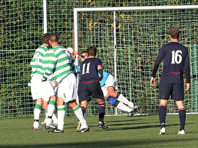 Martin Šimek kontroluje jednu z mála nebezpečných střel hostí v první půli // SK Lhota - SK Doksy 2:1 (2:0), utkání I.A. tř., 2010/11, hráno 10.10.2010