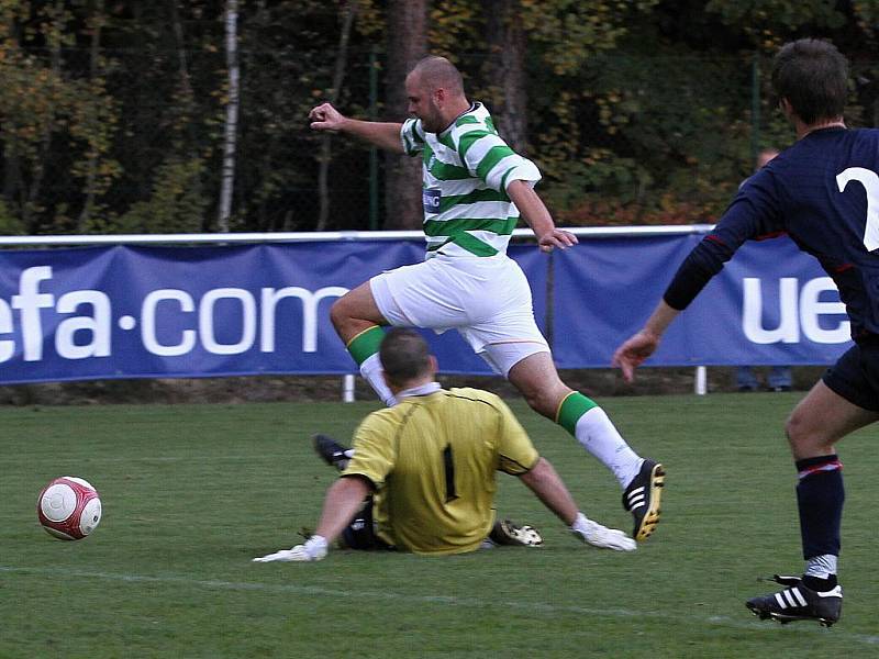 Zdeněk Kieryk fauluje lhotského útočníka Jana Vitáska, následuje pokutový kop // SK Lhota - SK Doksy 2:1 (2:0), utkání I.A. tř., 2010/11, hráno 10.10.2010