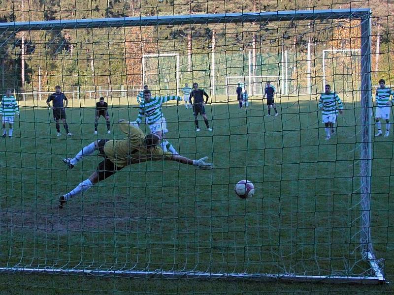 Tomáš Vincenc s přehledem pokutový kop proměnil, Zdeněk Kieryk směr vystihl, střela ovšem měla potřebnou razanci... // SK Lhota - SK Doksy 2:1 (2:0), utkání I.A. tř., 2010/11, hráno 10.10.2010