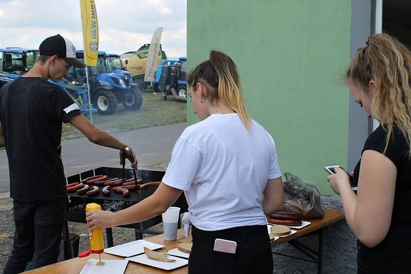 Polní den se konal ve družstvu Agra Řisuty na pracovišti v Ledcích.