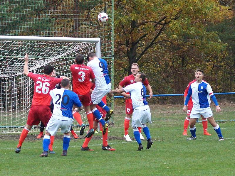 Doksy (v modrobílém) nečekaně porazily Votice 1:0.