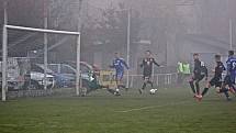 V posledním podzimním kole ČFL Velvary (v modré) porazili ve velké mlze Hradec králové B 6:0. Ladislav Vopat vstřelil 4 branky.