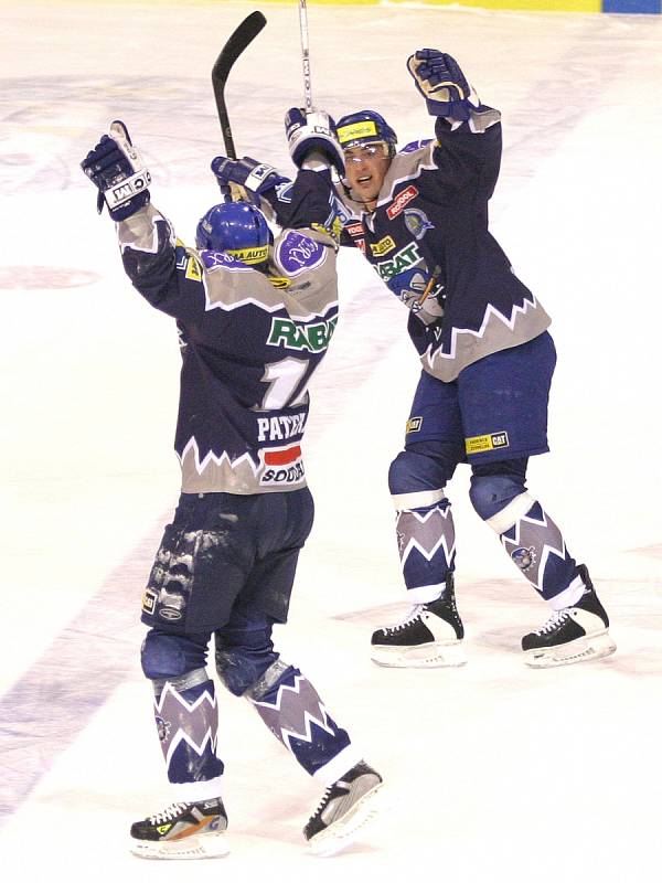 Šestý zápas čtvrtfinále play off 2005, Kladno přehrálo Pardubice 2:1. Tomáš Kaberle a Pavel Patera