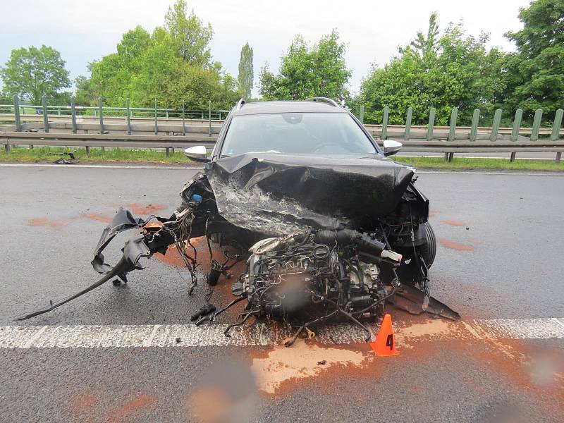 Tři šoféři zažili na dálnici ze Slaného do Prahy ve čtvrtek drama. Kvůli olejovité skvrně na vozovce se vybourali, někteří zranili a škoda je přes milion korun.
