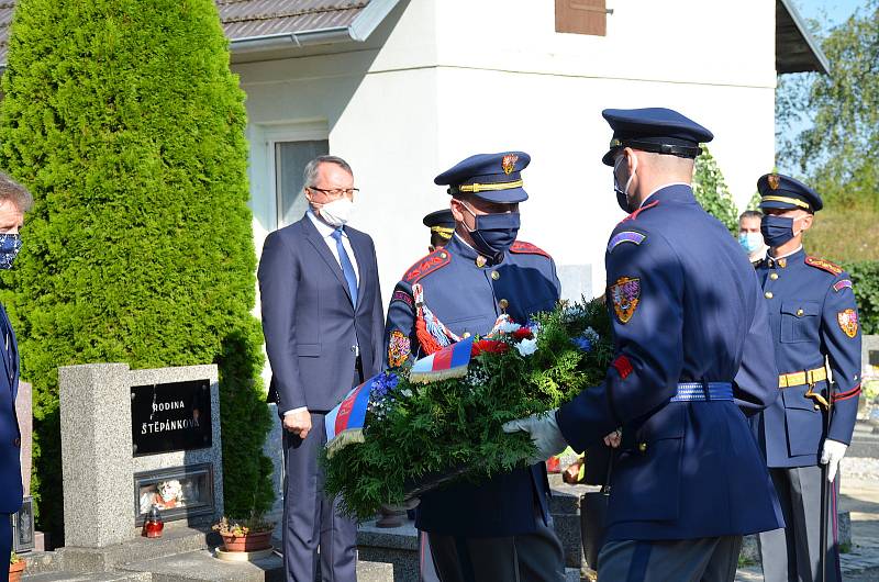 Poklonit se památce prvního československého prezidenta Tomáše Garrigue Masaryka přijeli v pondělí 14. září do Lán přední političtí představitelé, ale také zástupci Sokola a dalších organizací.