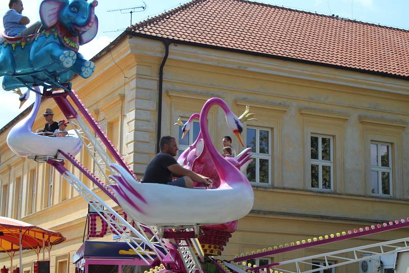 Na pouti byly kolotoče, výstavy i vojenská technika.