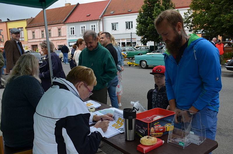 Spanilá jízda veteránů projela Kladenskem i Rakovnickem.