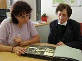 Marie Cincibusová, rozená Koudelková, si spolu se svou dcerou Libuší prohlíží album fotografií pořízených v letech 1942 a 1943 v Norimberku.