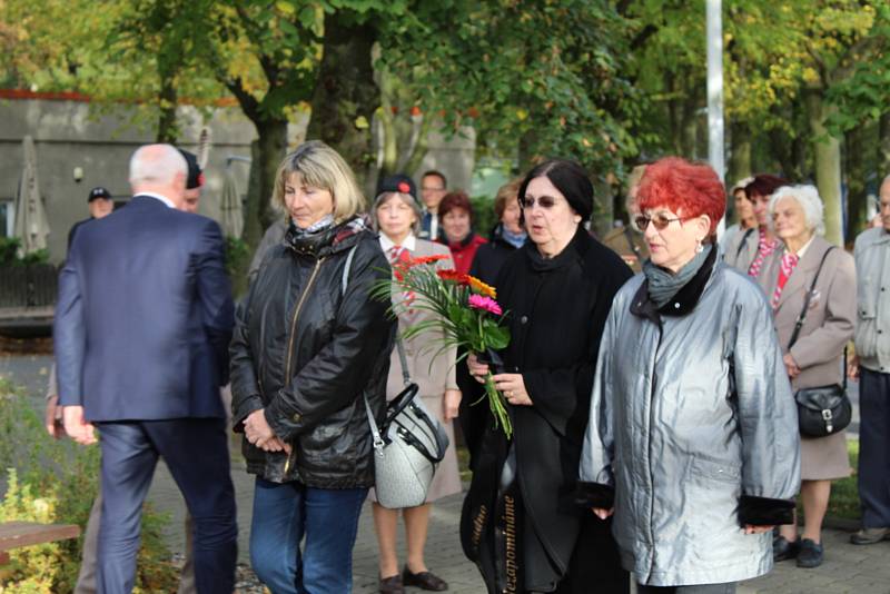 Mnoho lidí se přišlo na kladenské Sletiště poklonit památce umučených sokolů. Foto: Jan Brabec