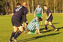 Doksy (v tmavém) trochu krutě vysoko doma podlehly Loděnicím 1:4