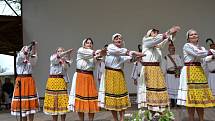 Nedělní program folklorního festivalu v místním amfiteátru.