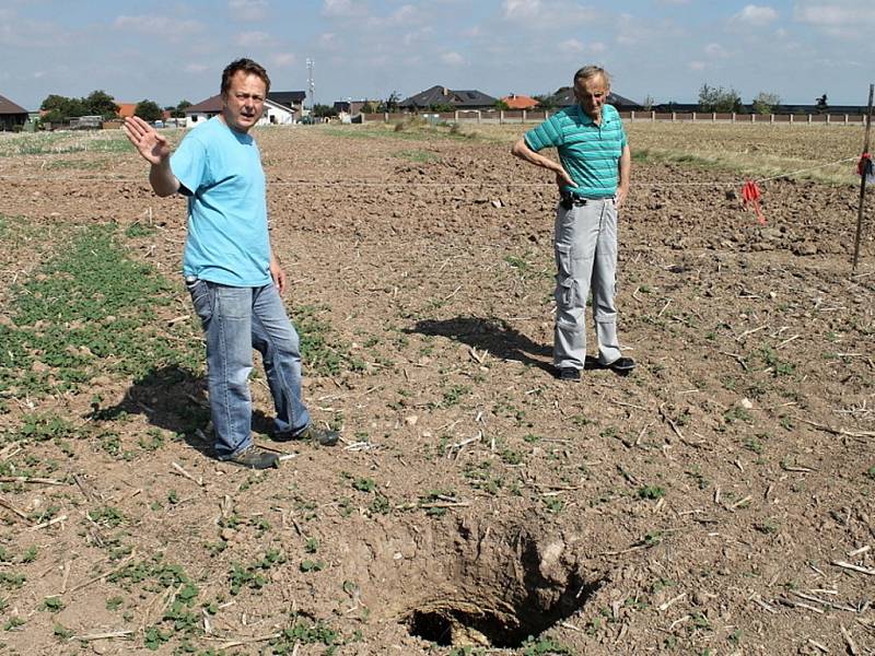 Hluboká orba odkryla v Dolíně na poli podzemní prostor 