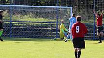 Kralupy (v modrém) v derby I. B třídy přehrály doma po obratu béčko Velvar 3:1. Pomohlo jim vyloučení Podivínského