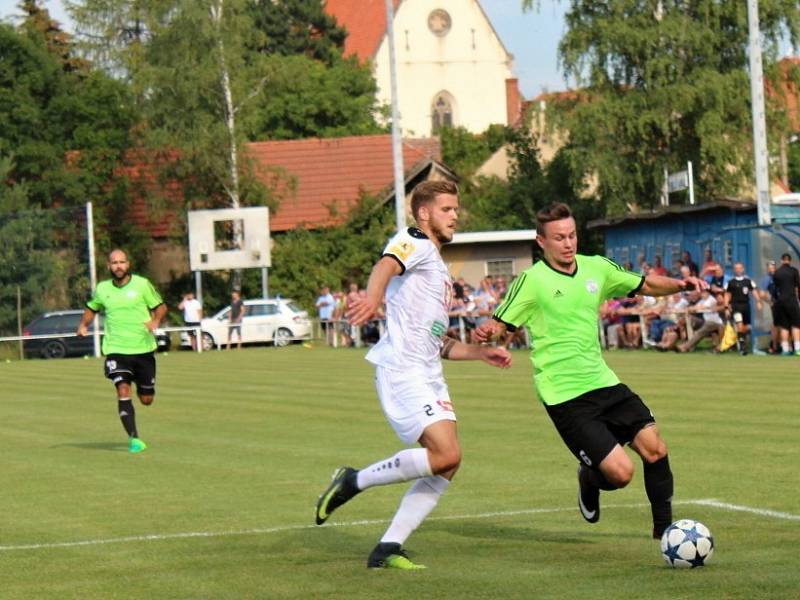Velvary (v zeleném) prohrály v MOL Cupu s Hradcem Králové 0:1. 