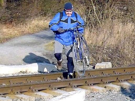 Problém odstraní. Do konce března bude  postavený přechod na cyklostezce v lesoparku Lapák v Kladně.  Podobný obrázek už vídat nebudeme.