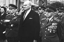 V roce 1970 se generál Jaroslav Selner (první zprava) zúčastnil spolu s armádním generálem Karlem Klapálkem (první zleva) oslav osvobození v Novém Městě nad Metují, rodišti generála Klapálka.