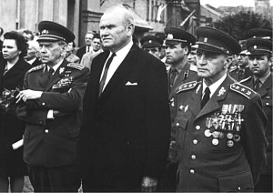 V roce 1970 se generál Jaroslav Selner (první zprava) zúčastnil spolu s armádním generálem Karlem Klapálkem (první zleva) oslav osvobození v Novém Městě nad Metují, rodišti generála Klapálka.