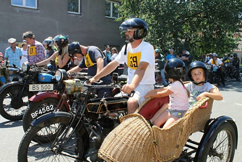 Přehlídka historických vozidel na návsi v Knovízi a start závodu. FOTO: 