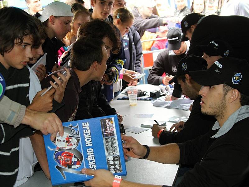 Rytíři Kladno připravili pro fanoušky hokeje propagační hody / Sletiště - Dny města Kladna 1. 9. 2012 