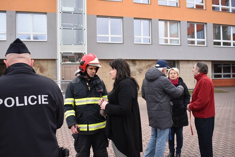 Hasiči evakuovali 3. ZŠ ve Slaném, v kuchyni unikla těkavá látka.