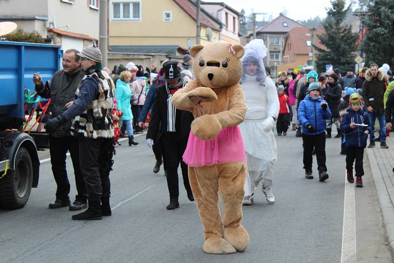 Do ulic se vydala široká škála maškar, nechyběli například tradiční medvědi.