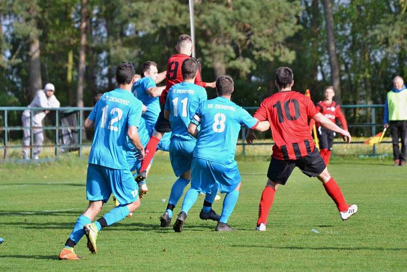 Zichovec (v červeném) porazil doma nečekaně Švermov 3:1.