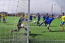 Teplice B (ve žlutém) zastavily rázně jízdu Slovanu Velvary v ČFL a doma vyhrály 3:1.