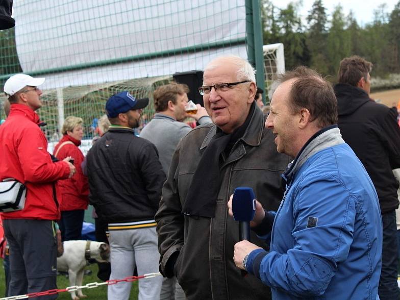 Vesnický fotbal v přímém TV přenosu! Doksy přivítaly Unhošť. Otakar Černý s komentátorem ČT Davidem Kalousem