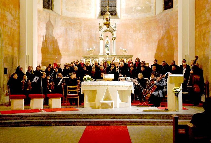 Z koncertu v kladenském kostele, který byl věnován Památce zesnulých.