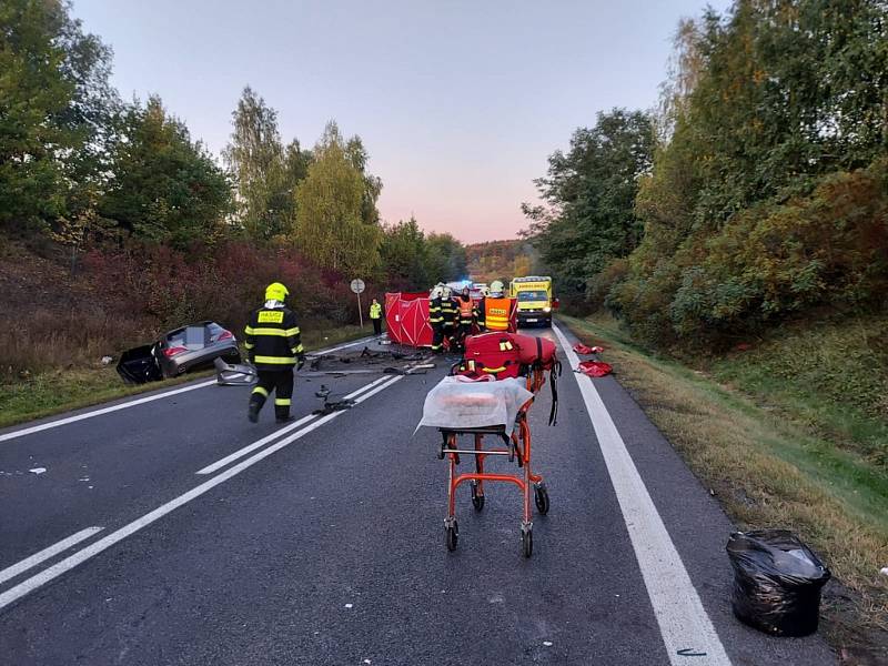 Na silnici I/16 u obce Sazená se 13. října 2021 srazil osobák s dodávkou, dva lidé uhořeli, čtyři jsou těžce zranění.