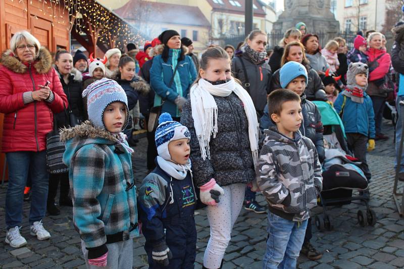 Příjezd Mikuláše a jeho družiny sledovalo na náměstí Starosty Pavla v Kladně mnoho lidí.