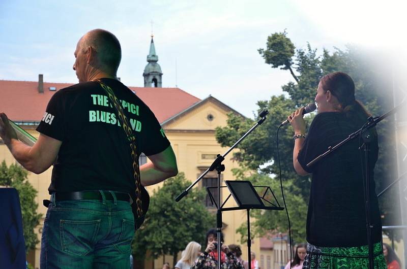 Koncerty na náměstí zahájila kapela The Pupici Blues Band.