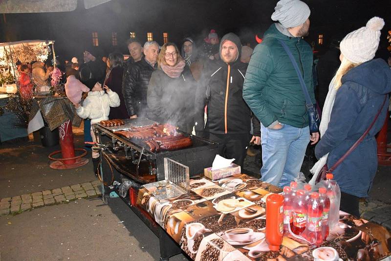 Slavnostně byl rozsvícen vánoční strom a osvětlení města Slaného.